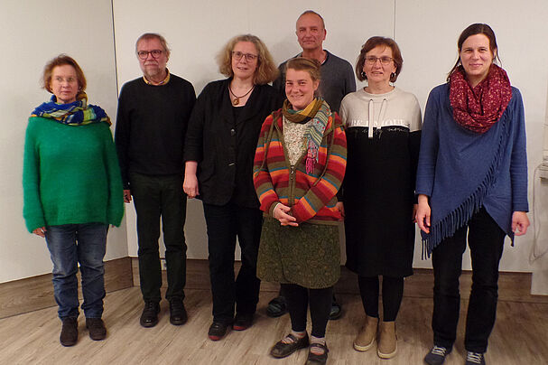 Auf dem Foto der gewählte Vorstand, von links: Irmi Adelmann, Martin Sauer, Almut Churavy, Roland Churavy, Ilse Belzner und Ute Alberter, davor steht Silke Holluba. Es fehlen Anette Schöttler, Ralf Hansen und Nadine Neumann